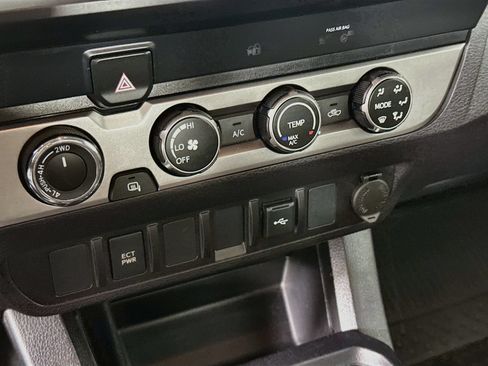 Certified 2020 Toyota Tacoma SR w/ SR Convenience Package AWD/4WD image 16