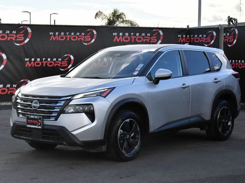 Used 2024 Nissan Rogue SV image 3