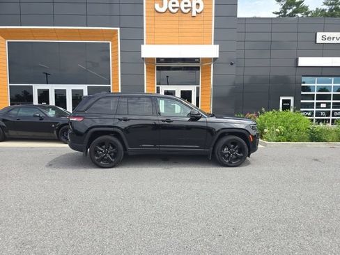 Certified 2024 Jeep Grand Cherokee Altitude AWD/4WD image 8