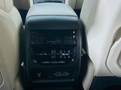 Used 2023 Jeep Grand Cherokee L Limited image 28