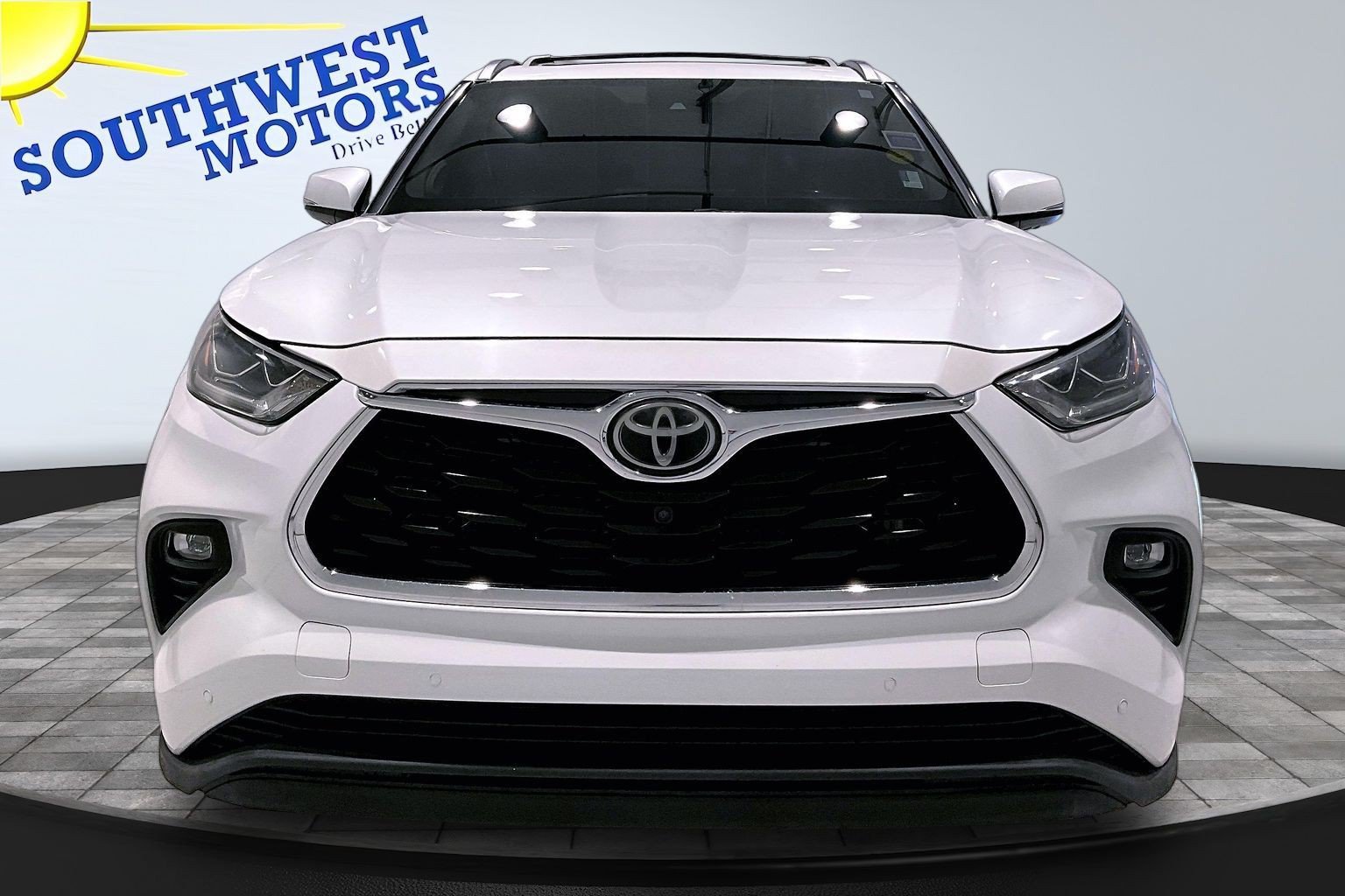 Used 2022 Toyota Highlander Limited FWD image 2