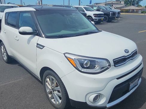Used 2018 Kia Soul + w/ + Primo LIT Package FWD image 3