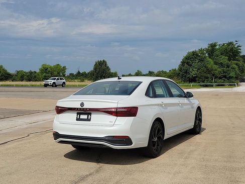 Used 2025 Volkswagen Jetta SE FWD image 5