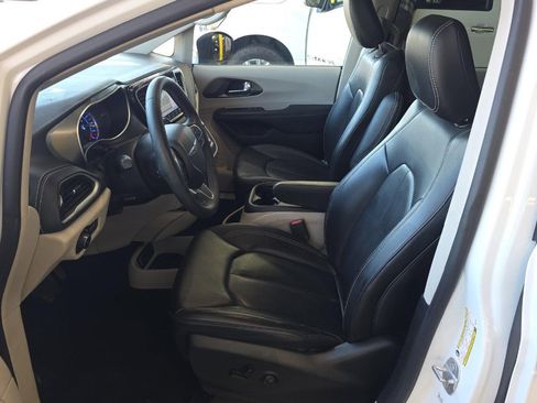 Used 2023 Chrysler Pacifica Touring-L image 7