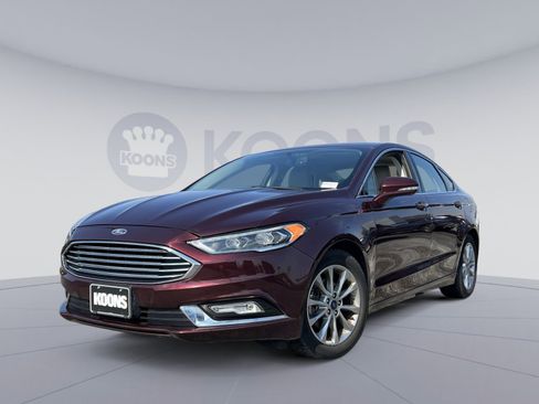Used 2017 Ford Fusion SE w/ Fusion SE Technology Package image 1