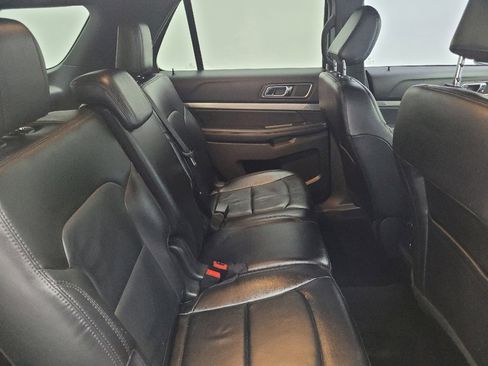 Used 2018 Ford Explorer XLT w/ Equipment Group 202A FWD image 19