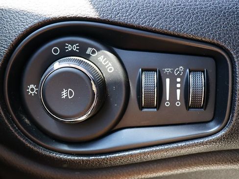Used 2018 Jeep Renegade Latitude FWD image 41