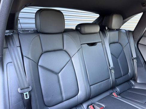 Certified 2025 Porsche Macan image 17