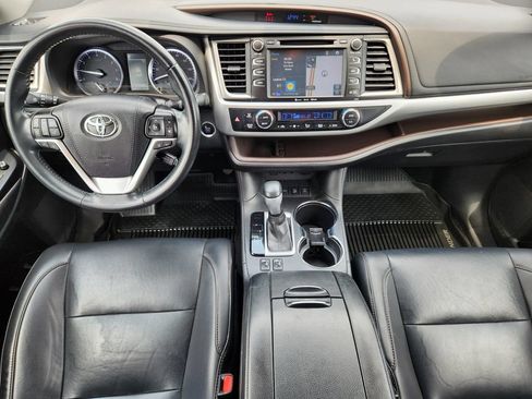 Used 2019 Toyota Highlander XLE AWD/4WD image 11