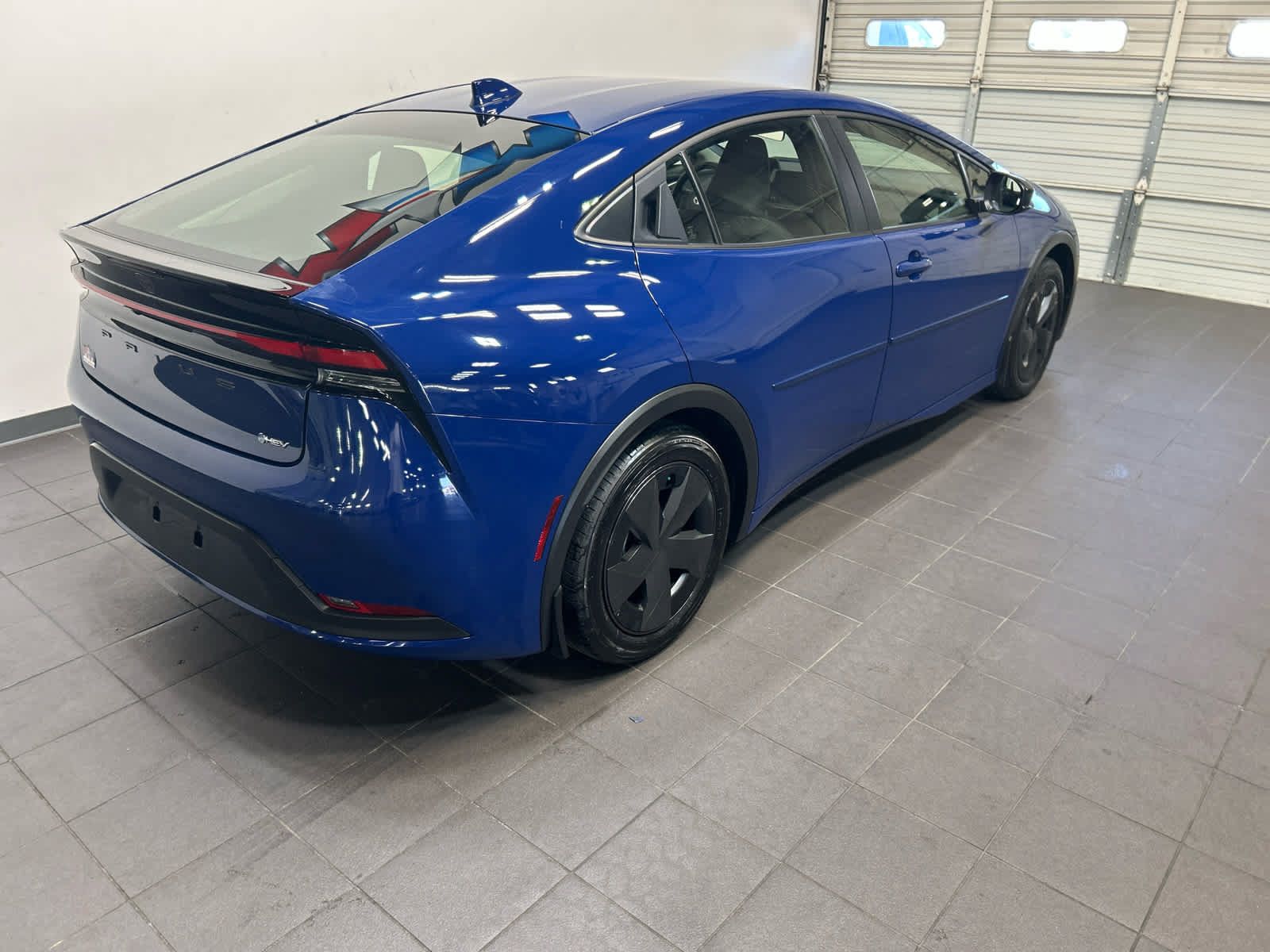 Used 2025 Toyota Prius LE FWD image 3