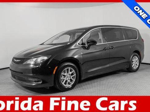 Used 2023 Chrysler Voyager LX image 1