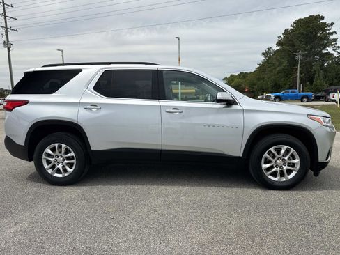 Used 2020 Chevrolet Traverse LT FWD image 2
