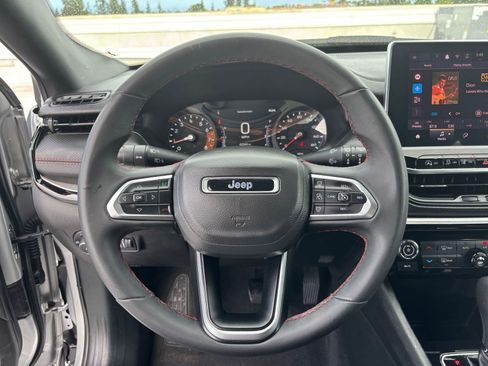 Used 2025 Jeep Compass Trailhawk AWD/4WD image 27