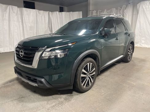Used 2024 Nissan Pathfinder Platinum image 3