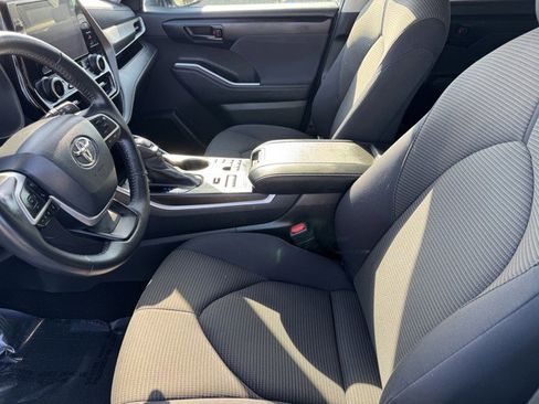 Used 2024 Toyota Highlander LE image 12
