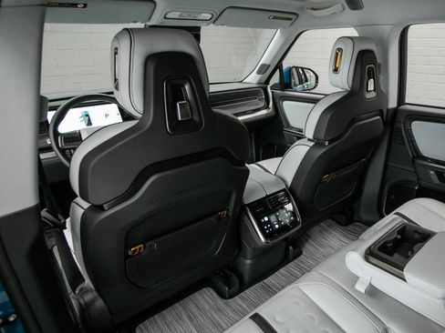 Used 2025 Rivian R1S Adventure Dual AWD/4WD image 22