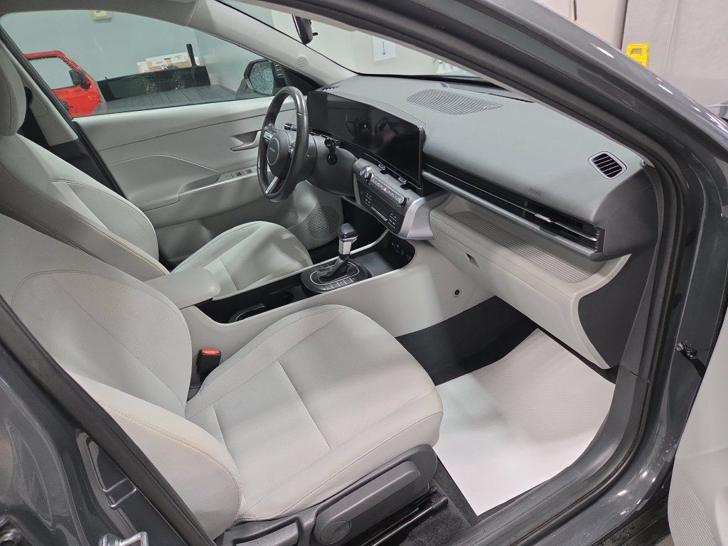 Used 2025 Hyundai Kona SEL AWD/4WD image 16