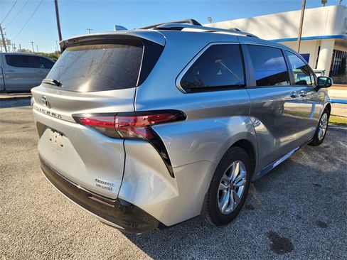 Used 2023 Toyota Sienna Limited image 4