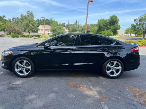 Used 2016 Ford Fusion SE FWD image 3