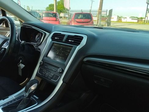 Used 2016 Ford Fusion SE image 11