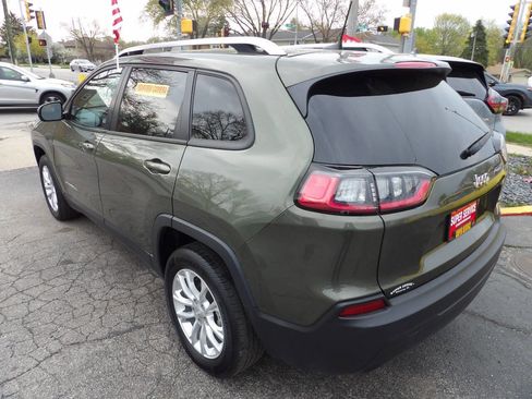Used 2021 Jeep Cherokee Latitude FWD image 2