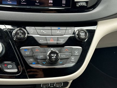 Used 2024 Chrysler Pacifica Touring-L FWD image 31