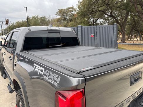 Used 2018 Toyota Tacoma TRD Off-Road w/ Technology Package image 17