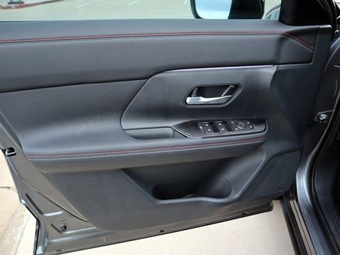 New 2025 Nissan Kicks SR FWD image 12