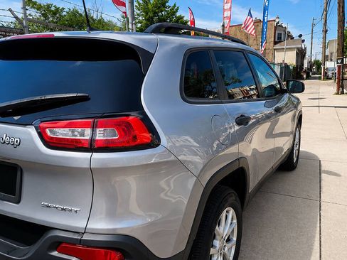 Used 2017 Jeep Cherokee Sport w/ Cold Weather Group AWD/4WD image 3