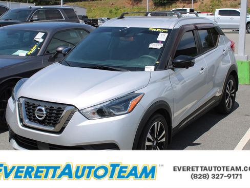 Used 2020 Nissan Kicks SR w/ SR Premium Package FWD image 1