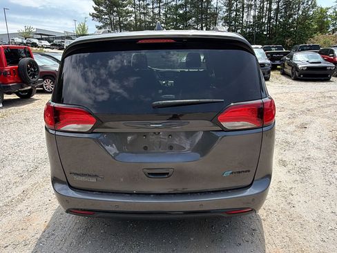 Used 2019 Chrysler Pacifica Limited w/ S Appearance Package FWD image 9