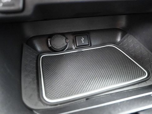 Used 2021 Toyota RAV4 LE image 19