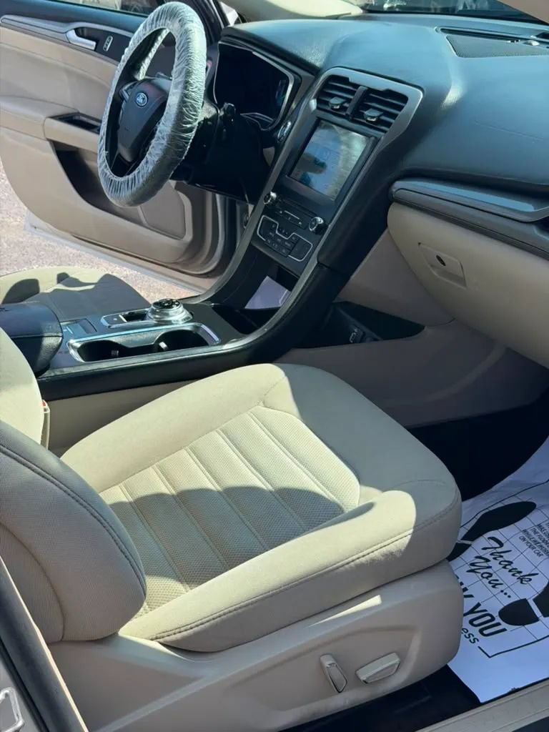 Used 2017 Ford Fusion SE w/ Fusion SE Technology Package FWD image 8