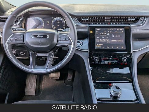 Used 2025 Jeep Grand Cherokee Altitude AWD/4WD image 13