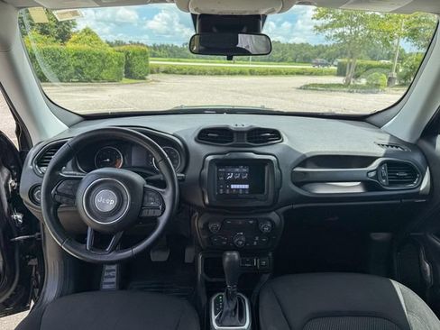 Used 2018 Jeep Renegade Altitude FWD image 16