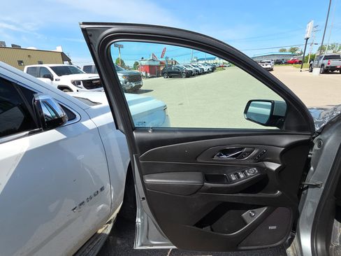 Used 2023 Chevrolet Traverse Premier FWD image 7