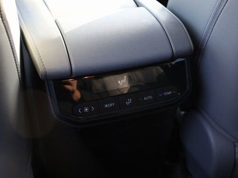 Used 2022 Toyota Highlander XLE image 23