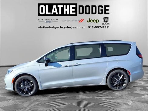 New 2026 Chrysler Pacifica Limited w/ S Appearance Package image 16