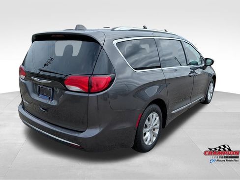 Used 2018 Chrysler Pacifica Touring-L FWD image 4