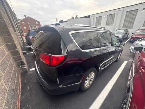 Used 2019 Chrysler Pacifica Touring-L FWD image 8