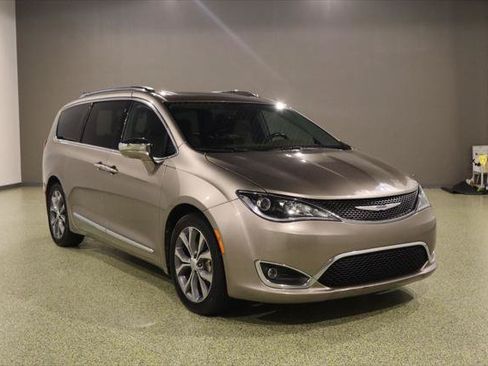 Used 2018 Chrysler Pacifica Limited w/ Tire & Wheel Group FWD image 1
