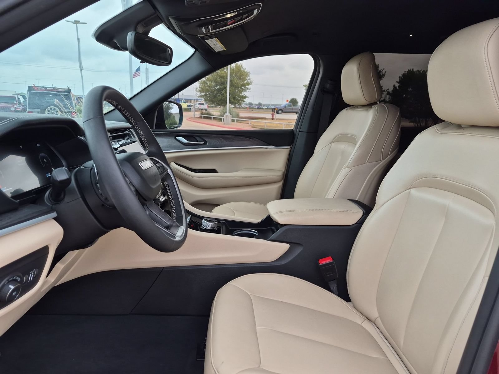 Used 2024 Jeep Grand Cherokee L Limited RWD image 9