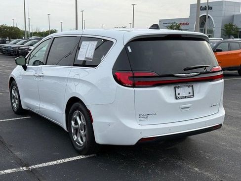 Used 2024 Chrysler Pacifica Limited w/ Uconnect Theater Family Group FWD image 5