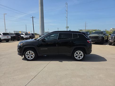 Used 2025 Jeep Compass Latitude w/ Sun & Sound Group AWD/4WD image 11