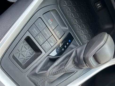 Used 2019 Toyota RAV4 LE AWD/4WD image 26