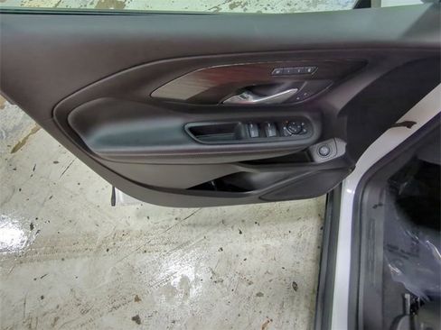 Used 2024 GMC Terrain SLT image 21