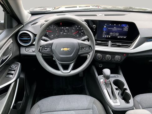 Used 2025 Chevrolet Trax LS w/ LS Convenience Package FWD image 6