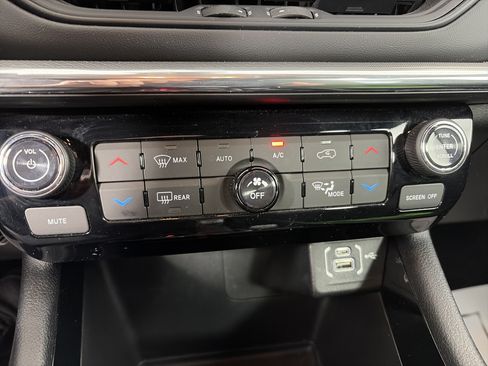 Used 2024 Jeep Compass Limited w/ High Altitude Package AWD/4WD image 28