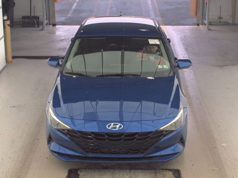 Used 2022 Hyundai Elantra SE w/ Cargo Package image 2