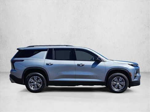 Used 2025 Chevrolet Traverse LT w/ Driver Confidence Package FWD image 4